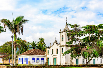 Obraz premium Historic church and houses on historic street in the city of Paraty on the coast of the state of Rio de Janeiro