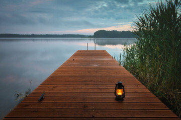 Steg - See - Wasser - Laterne - Lampe - Öllampe - Bootssteg - Jetty - Seascape - Morgens -...
