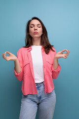 calm brunette lady with dark hair below her shoulders in a shirt and jeans crossed her fingers