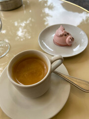 Café et petit cochon en meringue