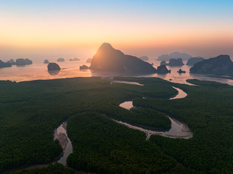 Promthep Cape, the most beautiful sunset viewpoint in Thailand Located at the southern tip of Phuket Island. It is a rocky cape sloping down to the sea. Krom Luang Chumphon Khet Udomsak