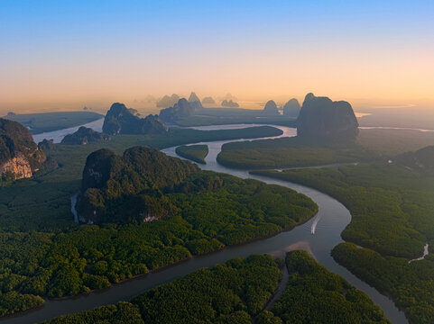 Promthep Cape, the most beautiful sunset viewpoint in Thailand Located at the southern tip of Phuket Island. It is a rocky cape sloping down to the sea. Krom Luang Chumphon Khet Udomsak