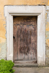 Fototapeta na wymiar Old wooden door in town