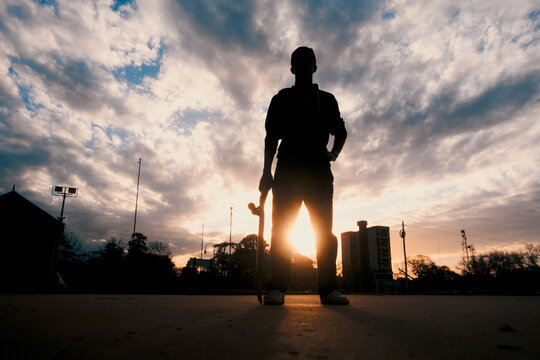Silueta de skateboarder durante el atardecer