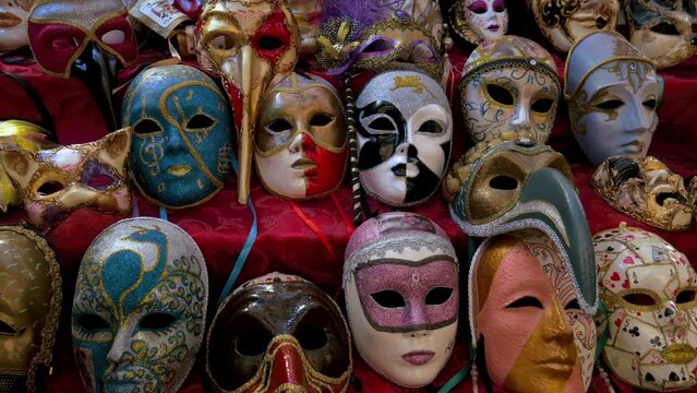 shop overview with a large variety of venetian masks,