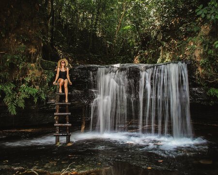Mulher na cachoeira da pirapora no Parque nacional serra do divisor, em M&acirc;ncio Lima, acre