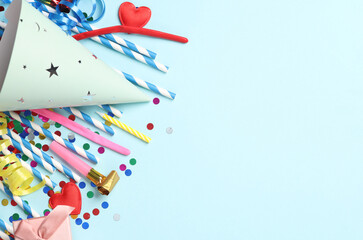 Naklejka premium Festive birthday accessories with copy space on blue background.