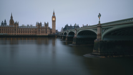 Fototapeta na wymiar The Westminster Bridge and the Big Ben clocktower by the Thames river in London at dawn, United Kingdom
