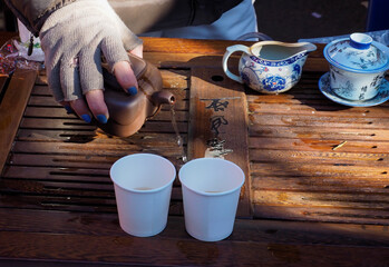Mujer sirviendo una taza de té en la ceremonia de té chino