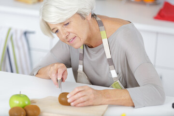 Obraz na płótnie Canvas senior woman preparing healthy dinner