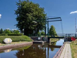 Fototapeten Damsluis op de grens van Friesland en Drenthe © Holland-PhotostockNL
