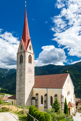 Fototapeta na wymiar Kirche zum Heiligsten Herzen Jesu in Teis, Südtirol, Italien