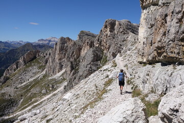 Fototapeta premium Wanderer am Nuvolaopass