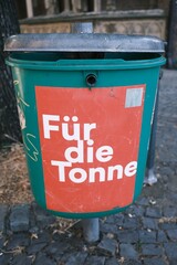 Mülleimer mit Aufschrift Für die Tonne