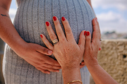 Gravida m&atilde;e m&atilde;o desfoque