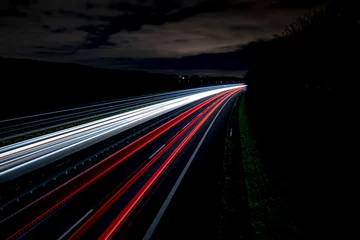 Selbstklebende Fototapete Autobahn in der Nacht Langzeitbelichtung Autobahn Streifen