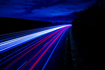 Langzeitbelichtung Autobahn blaue Streifen