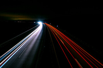 Fototapeta na wymiar Langzeitbelichtung Autobahn rote weiße Streifen