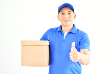 Hombre latino entregando una caja. Concepto de mensajería y entregas a domicilio.