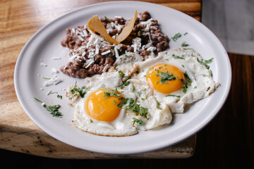 Huevos estrellados con frijoles refritos 