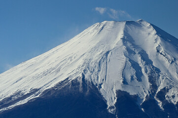 道志山塊の御正体山より　雪化粧した富士山
