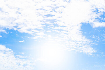 Obraz premium The sky has the light of the sun, the sky is blue, there are small and large clouds alternating and moving slowly, with the sunlight passing, creating a miraculous abstract shape, a hot day. Phuket 