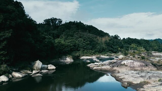 日本の田舎の河川の空撮