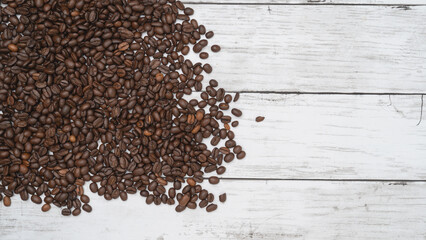 コーヒー豆｜白い木目背景　コピースペース