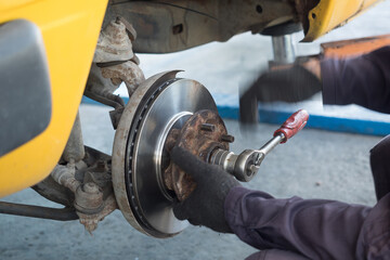 Remove the old disc brakes to replace them with new ones.