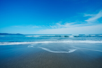 Fototapeta na wymiar 砂浜の上を流れる海の波