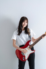 エレキギターを弾く女性