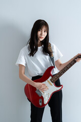 エレキギターを弾く女性