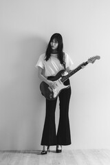 エレキギターを弾く女性