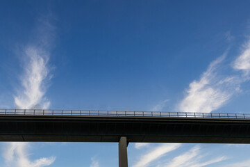 Teil einer langen Brücke  darüber blauer Himmel und Schleierwolken Cirrostratus 