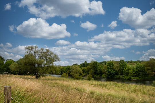 Landschaft bei blauem Himmel und wei&szlig;en Wolken