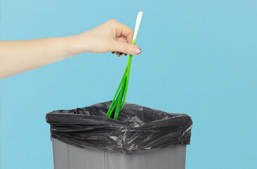 Throw the onion in the trash can, the onion in the hand in front of the trash can, the concept of...