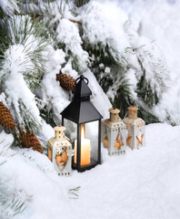 Naklejka premium Lanterns in the snow under the Christmas tree