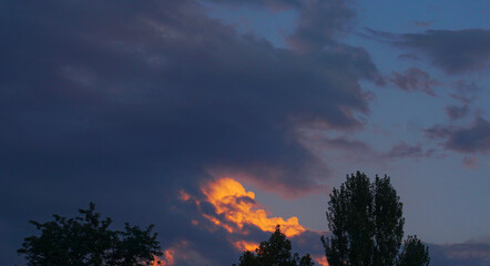 Obraz premium Sunlight shines through the clouds