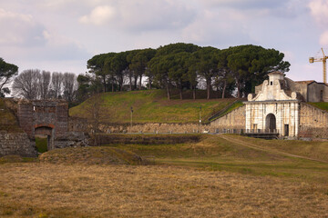 Fototapeta na wymiar The gate Aquileia to the fortress town of Palmanova