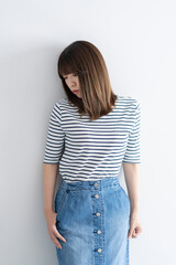 デニムのスカートを履いた女性