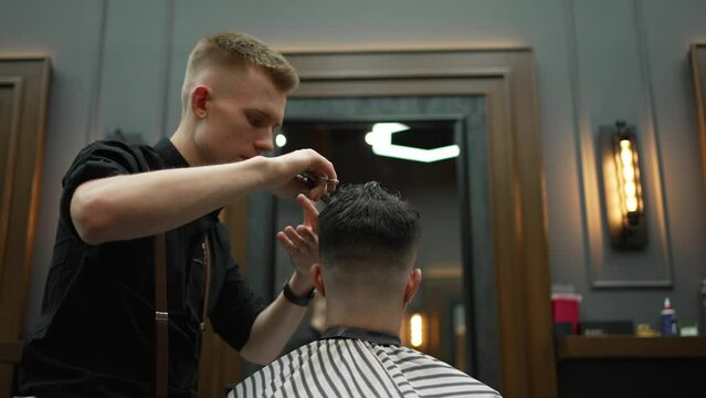 Barbershopper makes a cool haircut for a client