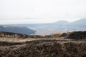 Fototapeta na wymiar 阿蘇 大観峰 野焼き後の景色