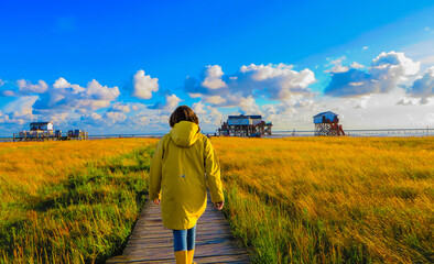 Frau auf Steg Böhler Strand St. Peter-Ording © pusteflower9024