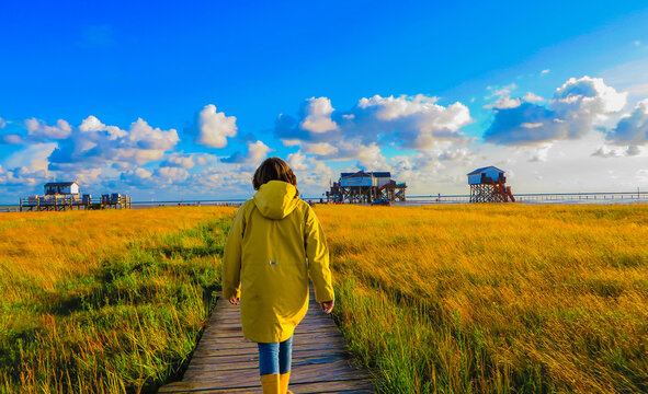 Frau auf Steg B&ouml;hler Strand St. Peter-Ording