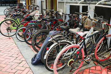 한국 의 주차 되어있는 자전거들 사진 - obrazy, fototapety, plakaty
