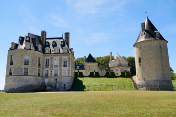 Le château dominant le village d’Apremont-sur-Allier 