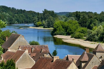 La rivière Allier et les toits du village d’Apremont-sur-Allier 