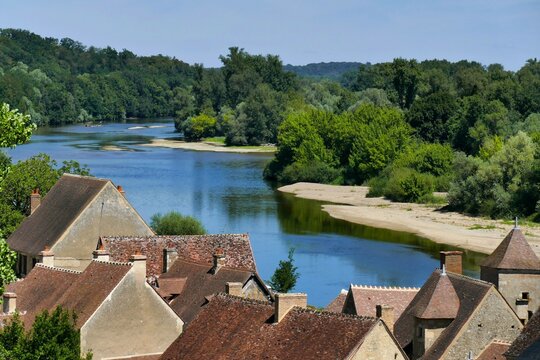La rivi&egrave;re Allier et les toits du village d&rsquo;Apremont-sur-Allier 