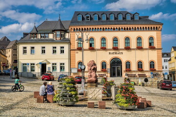 Reichenbach, Deutschland - Marktplatz mit Brunnen und Rathaus.
