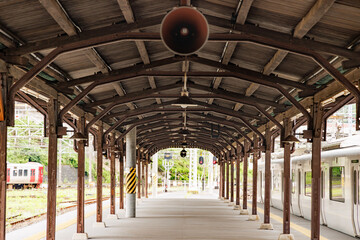 レトロな雰囲気の木造の駅